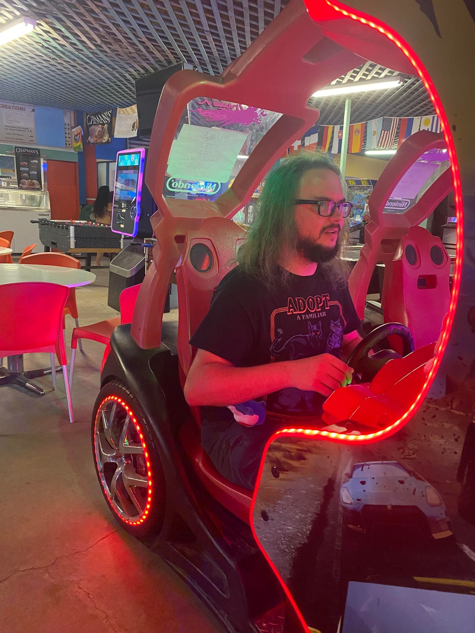 A man with green hair plays a modern driving game, Photo 3